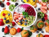 Schaal met fruit, cupcakes en groente.