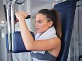 Vrouw doet sport oefening.
