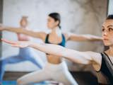Vrouwen doen yoga oefening.