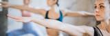 Vrouwen doen yoga oefening.