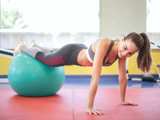 Vrouw doet yoga oefening.