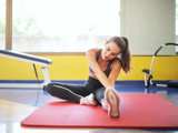 Vrouw doet yoga oefening.